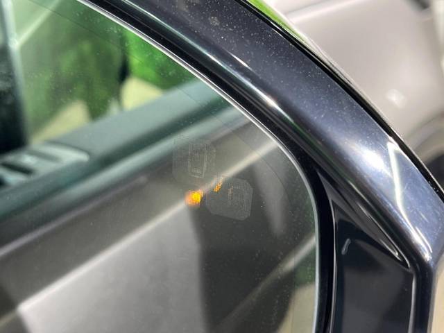 ブラインドスポットモニター　左右斜め後ろを平行して走る車を認識し、車線変更の際に危険を察知するとドライバーへ警告を促します。夜・雨・トンネル内など走行時の環境が悪い時ほど便りになる安全装置です。