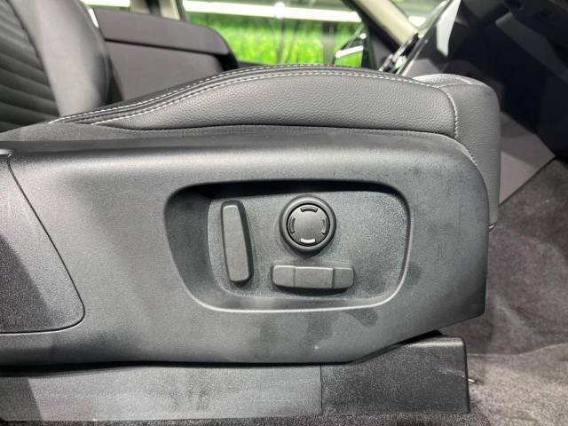 パワーシート　電動のシートですので運転中のシート調節も安全に行えます。微調整も可能ですのであなただけのドライビングポジションを実現します。