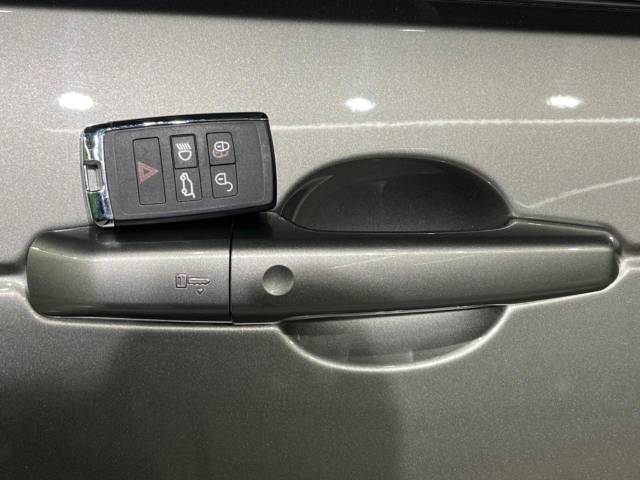 キーレスエントリー　バッグやポケットからキーを取り出すことなく車にアクセスして、ロックとアラームを設定できます。　毎日の利便性をさらに高める機能です。
