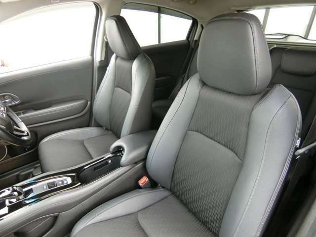 ワイドなコンソールで仕切ることで、運転席と助手席それぞれに独立した空間を確保したフロントシート (パッションブラック/コンビシート) 。
