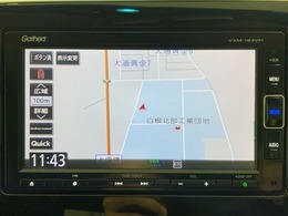 ダッシュボードに自然に溶け込むようにデザインされた純正メモリーナビゲーション。