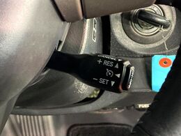 【クルーズコントロール】高速道路もラクラク走行。アクセルを離しても一定速度で走行ができ、長距離運転時の負担を軽減！加速・減速も簡単なスイッチ操作で調整できます。