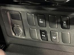 【コーナーセンサー】大きなお車を運転するのが不安な方でも、ブザーと光でお知らせ致します♪もちろん頼りきりはNGです！