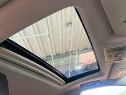 【サンルーフ】開放感たっぷりの希少装備、サンルーフが装着されています！車内に明かりを取り入れたり景色を楽しむ以外にも、車内の空気も簡単に換気できて快適です！