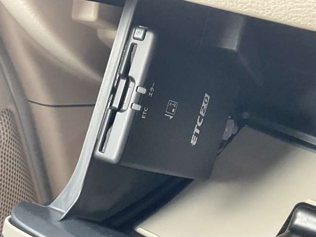 【ETC2.0】日産オリジナルナビとの連動モデルです。ITSスポットとの高速、大容量、」双方向の通信が可能で、次世代の運転支援サービスを受けることができます。