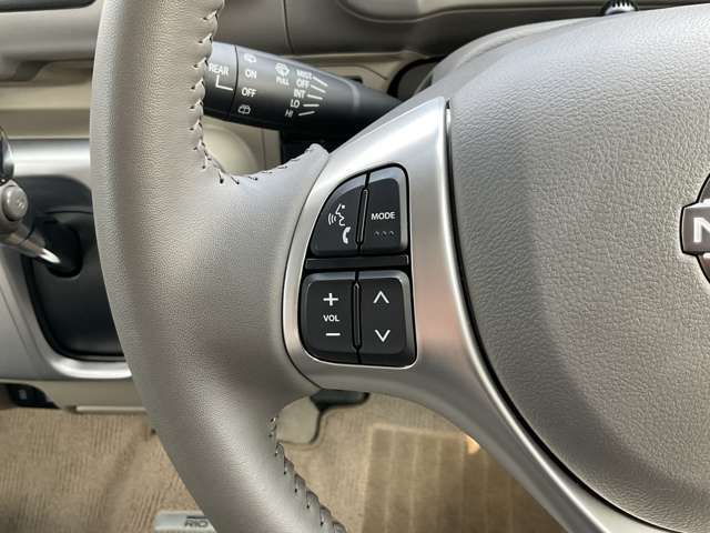 [ハンドルスイッチ]操作はこちらのスイッチで簡単に操作できます！わき見運転防止になりますね！