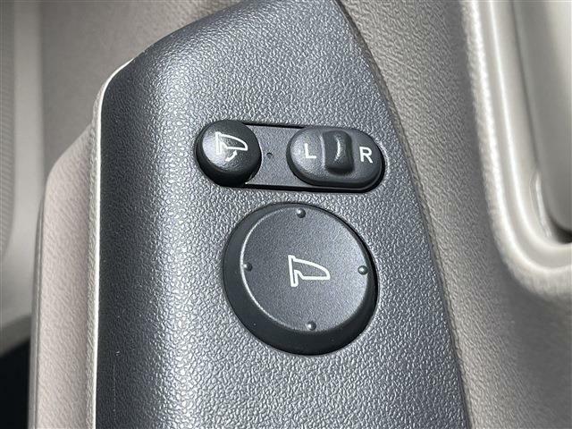 ★電動格納ドアミラー！ボタン一つでドアミラーの折り畳みが可能です。ミラーの角度調整もスイッチ操作で調整できます♪