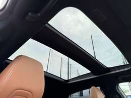 【ガラスルーフ】開放感たっぷりのガラスルーフが装着されています！車内に明かりを取り入れたり景色を楽しむのに、最適です！また、車内には遮光シェードが装備されておりますので、夏の暑い日でも快適に使えます！