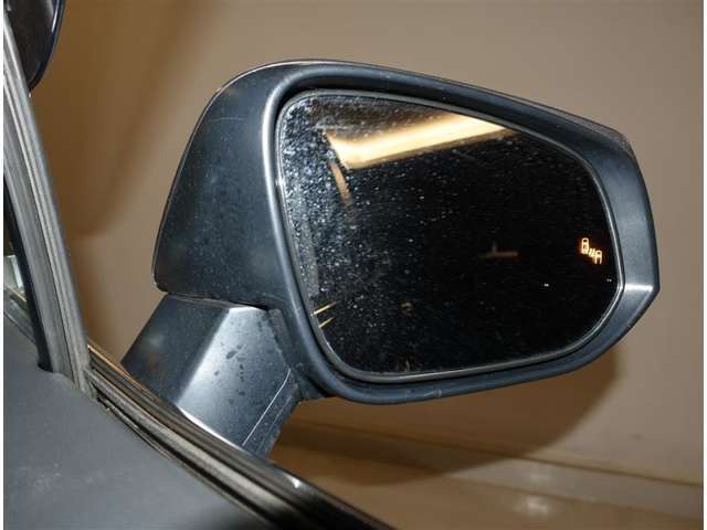 予防安全機能の1つ、ブラインドスポットモニター付き。隣の車線を走る車両をレーダーで検知し、ドアミラーでは確認しにくい後測方エリアに存在する車両に加えて、急接近してくる車両も検知します。