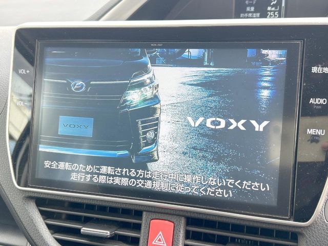 【10インチワイドナビ】高級感とインパクトのある大型ワイドナビを装備。各種オーディオ操作はもちろん、横長ワイド画面でのマップ2分割表示など、利便性も高いナビです♪