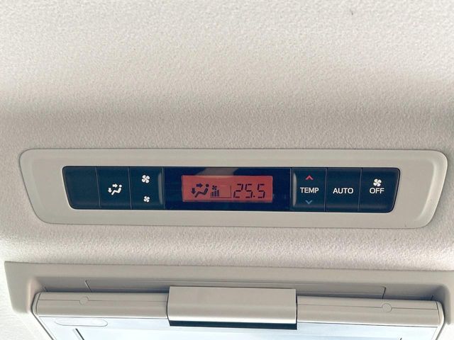【リアオートエアコン】広い後部座席には必須の機能！風量や温度を自動で調整し前席と同様な車内環境にしてくれるリアオートエアコンを装備。夏の暑さも冬の寒さもストレスなく快適にお過ごしいただけます♪
