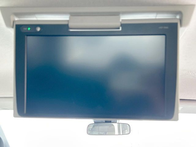 【フリップダウンモニター】大画面モニターで後席でもエンタメをお楽しみいただけます。小さなお子様にも大人気の装備です♪