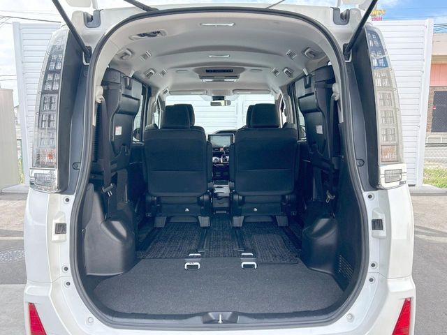後席を格納すると、これだけの広さが！シーンに合わせたシートアレンジで、大きな荷物も積むことが出来ます♪