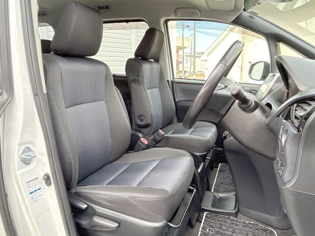 運転席まわりには十分なスペースがあり、大柄な方でもゆったり運転していただける環境です。