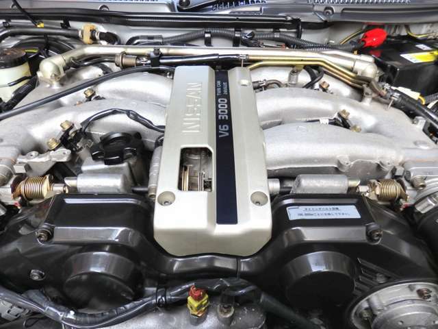 名機VG30DE。高回転型でシルキーな吹け上がりがたまらない…V型6気筒DOHC24バルブエンジンは、発売当時を知る大人の方々に大排気量スポーツクーペを駆る”本当の面白さ”を改めて教えてくれます。