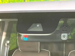 【ホンダセンシング】走行中に前方の車両等を認識し、衝突しそうな時は警報とブレーキで衝突回避と被害軽減をアシスト。より安全にドライブをお楽しみいただけます。