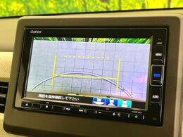 【バックカメラ】駐車時に後方がリアルタイム映像で確認できます。大型商業施設や立体駐車場での駐車時や、夜間のバック時に大活躍！運転スキルに関わらず、今や必須となった装備のひとつです！