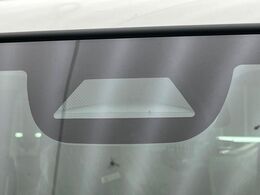 【ホンダセンシング】走行中に前方の車両等を認識し、衝突しそうな時は警報とブレーキで衝突回避と被害軽減をアシスト。より安全にドライブをお楽しみいただけます。