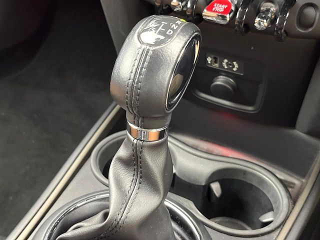 ●MTモード付きAT：通常は自動でおこなわれる変速（ギアチェンジ）をドライバーの操作によって意図的に変えられるシステムです。より一層普段のドライブをお楽しみいただけます！