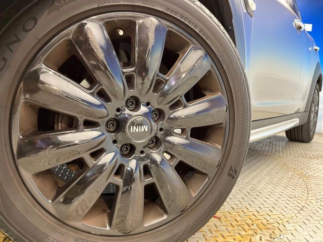 ●純正18インチアルミホイール：輸入車ならではの卓越した走りを支えるホイールと足回りです！日本車の走りに慣れている方にもぜひ体感して頂きたいほど、高いレベルでまとまっています！