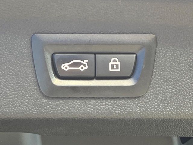 ●電動リアゲート：ワンタッチでリアゲートの開閉ができ、荷物などで両手が塞がっている状態でも簡単に開閉ができる便利機能です。