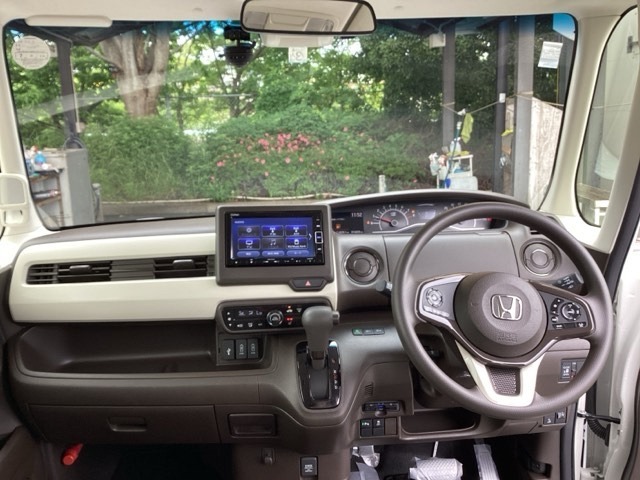 フロントガラスが大きく、ワイドな視界で運転もしやすくなるように、設計されています。