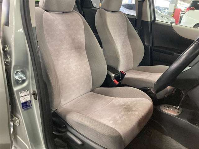 運転席の画像です。充分なスペースがあり、ゆったりした状態で運転していただけます♪