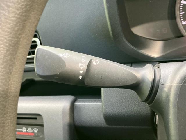 WECARSの展示場では実際に見て、触ってお車をお選びいただけます！知識の豊富な営業スタッフが様々なカーライフをご提案いたします！