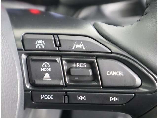 【レーダークルーズコントロール（追従機能付）】アクセルを踏まなくても先行車に合わせた追従走行を行います。