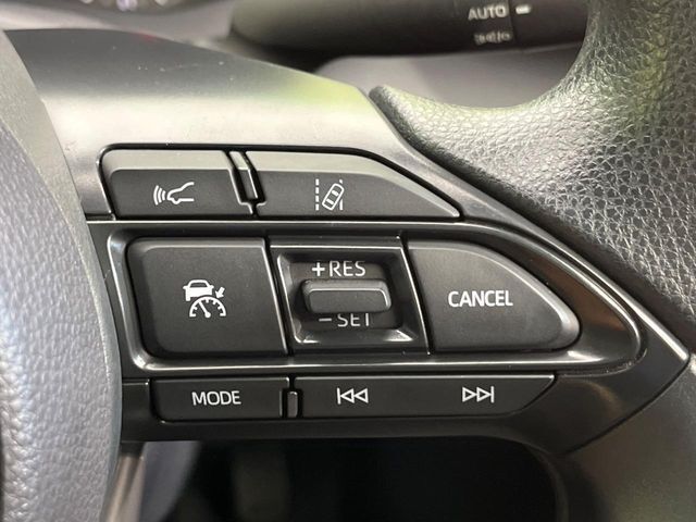 【レーダークルーズコントロール】高速道路での長距離走行が楽に！！自動で速度を保つクルーズコントロールが、衝突軽減システムと連携し、前方の車両を感知して車間を保つように速度調節してくれます！！