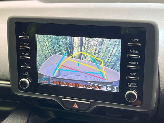 【バックカメラ】駐車時に後方がリアルタイム映像で確認できます。大型商業施設や立体駐車場での駐車時や、夜間のバック時に大活躍！運転スキルに関わらず、今や必須となった装備のひとつです！