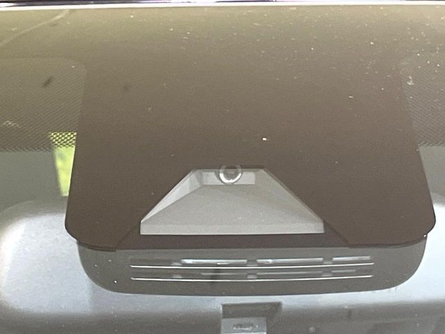 【トヨタセーフティセンス】走行中に前方の車両等を認識し、衝突しそうな時は警報とブレーキで衝突回避と被害軽減をアシスト。より安全にドライブをお楽しみいただけます。