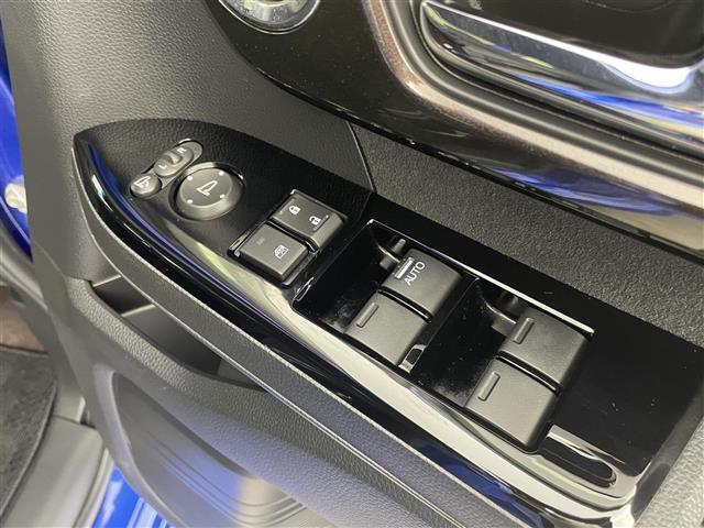 【パワーウインドウ】運転席のスイッチで、各席の窓ガラスの開閉ができます！あると便利ですよね！