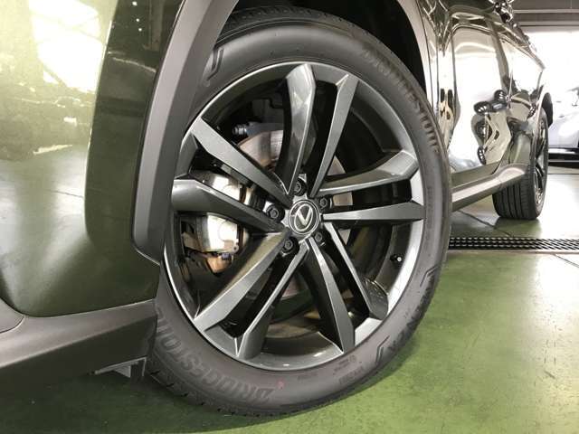 こちらはスタイリッシュなアルミホイールを装着しております☆