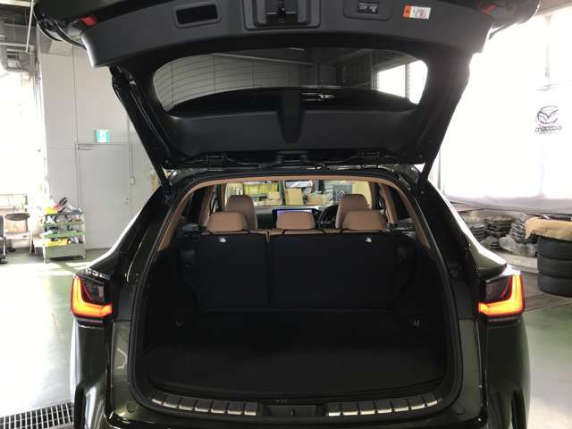 リアゲート内は広々使えます♪