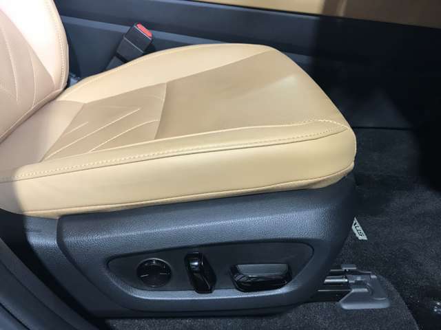 運転席は座面の上下調整ができ適切なドライビングポジションで運転できますよ♪