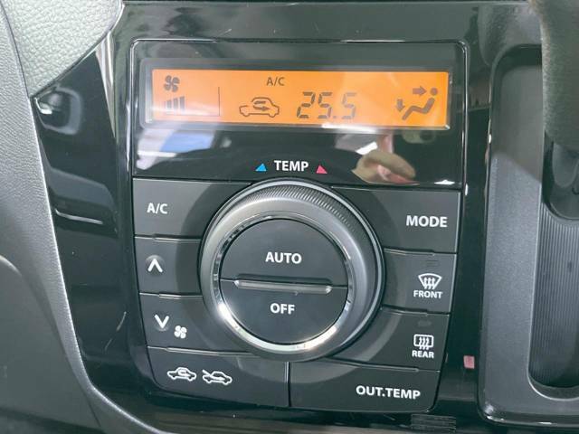 【オートエアコン】一度お好みの温度に設定すれば、車内の温度を検知し風量や温度を自動で調整。暑い…寒い…と何度もスイッチ操作をする必要はありません。快適な車内空間には必須の機能ですね♪
