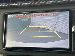 【バックカメラ】駐車時に後方がリアルタイム映像で確認できます。大型商業施設や立体駐車場での駐車時や、夜間のバック時に大活躍！運転スキルに関わらず、今や必須となった装備のひとつです！