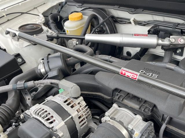 【TRDタワーバー】お車の剛性を高めるタワーバーを装備。よりスムーズなコーナリング走行が可能となり、走りも楽しめます。