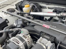 【TRDタワーバー】お車の剛性を高めるタワーバーを装備。よりスムーズなコーナリング走行が可能となり、走りも楽しめます。