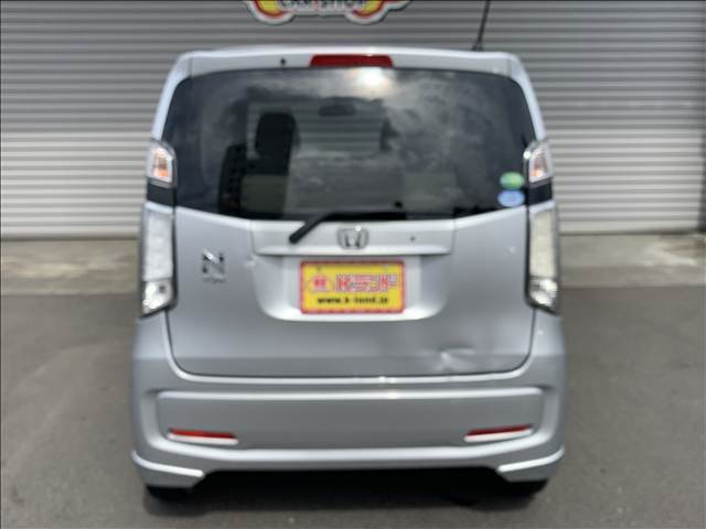 【当店のこだわり】入庫後のお車は選任スタッフによる細部清掃を実施しております。足回り、エンジンルーム、室内、室外を隅々まで綺麗にしております。展示車はピカピカです。全国配送も可能ですのでご相談下さい