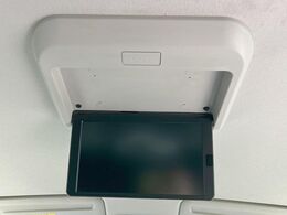 【フリップダウンモニター】大画面モニターで後席でもエンタメをお楽しみいただけます。小さなお子様にも大人気の装備です♪