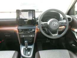 ヤリスクロスの運転席周りです。