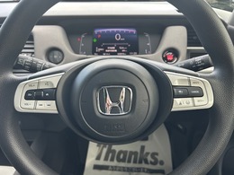 ハンドル左側にはオーディオコントローラーがついております。右側にはクルーズコントロール機能などのボタンがついており、高速道路走行時の負担を軽減します。