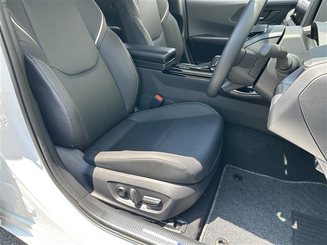 【レザーシート】風合いと言い、革の香りと言い、車内も一層クラシックでラグジュアリーな雰囲気に。立地な座り心地も魅力のひとつです。