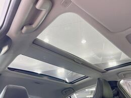 【ガラスルーフ】ガラスルーフ搭載で車内の解放感が一気にアップ！開放的なドライブをお楽しみいただけます。