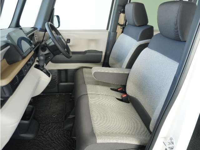 運転席と助手席は足元が繋がっているので自由に行き来しやすいので駐車場が狭いときでも助手席側からスムーズに乗り降りできて便利！