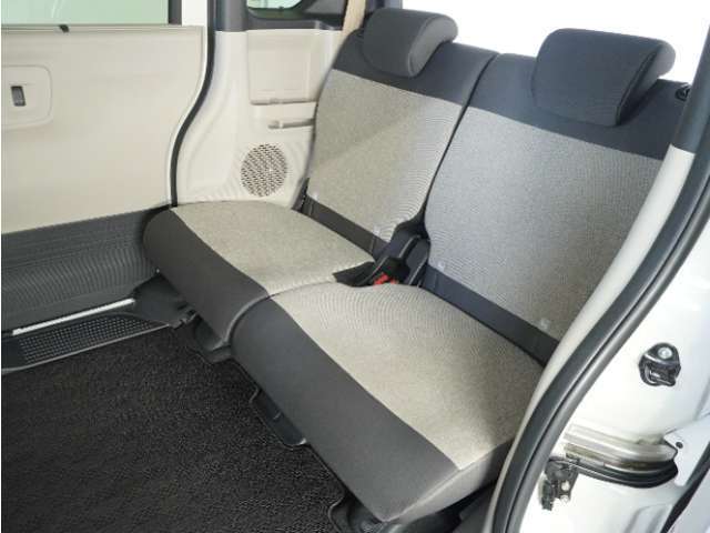 後部座席もゆったりくつろげます。長時間のドライブも楽々！楽しさは道中の車内から始まっています！このベンチシートに座って、みんなで和気あいあい盛り上がりましょう！