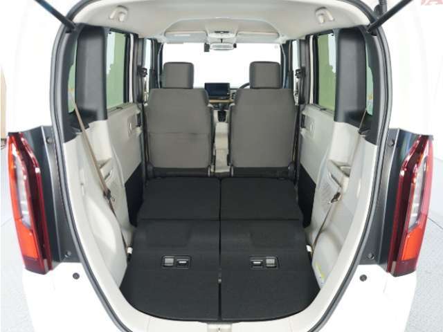 リアシートを使用しない時は倒せば更に広々ラゲッジスペースの出来上がりです、たくさんの荷物が楽々載せられますよ！