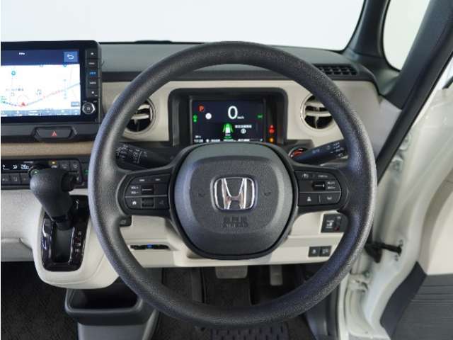 【Honda SENSING】 カメラ等装置で精度の高い検知能力を発揮、安全運転を支援します。ステアリング上のコントローラーに注目！